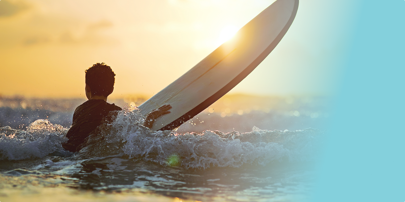 海で指導するコーチの様子