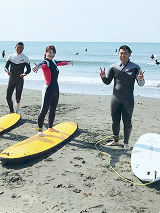 海辺で準備するコーチ