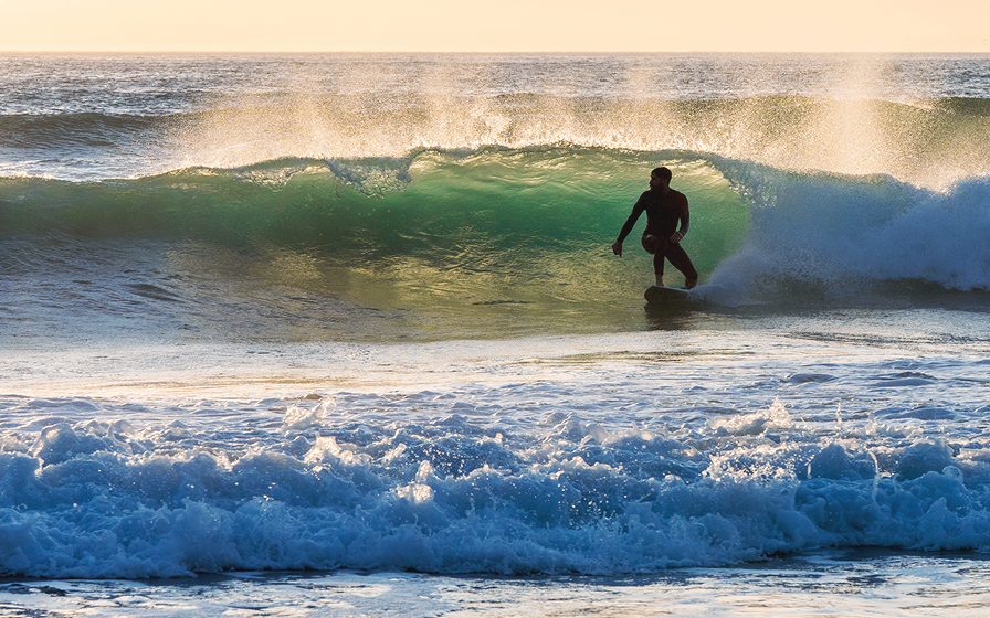 湘南の海のサーフシーン
