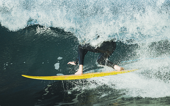 海辺のサーフボードとビーチの風景